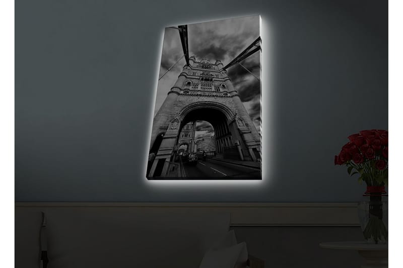 Lærredsbillede med LED-belysning - Sort-hvidt billede af Tower Bridge i London med dramatiske skyer - Sort / Hvid / Grå - Boligtilbehør - Billeder & kunst - Billeder på lærred