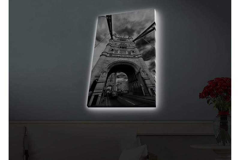 Lærredsbillede med LED-belysning - Sort-hvidt billede af Tower Bridge i London med dramatiske skyer - Sort / Hvid / Grå - Boligtilbehør - Billeder & kunst - Billeder på lærred