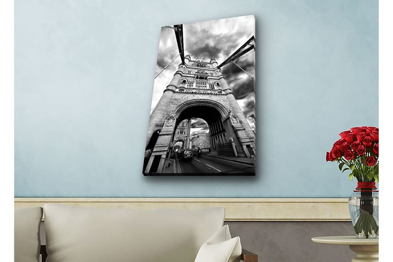 Lærredsbillede med LED-belysning - Sort-hvidt billede af Tower Bridge i London med dramatiske skyer, Sort / Hvid / Grå