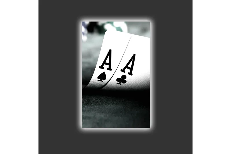 Lærredsbillede med LED-belysning - Spillekort med to esser i fokus - Sort / Hvid / Grøn - Boligtilbehør - Billeder & kunst - Billeder på lærred