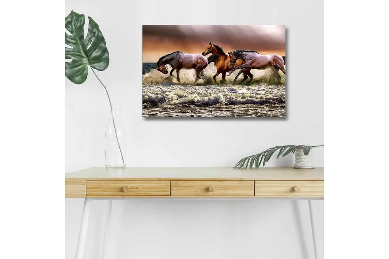 Lærredsbillede med LED-belysning - Sprudlende heste galoperer gennem bølgerne ved havet, Brun / Beige / Blå