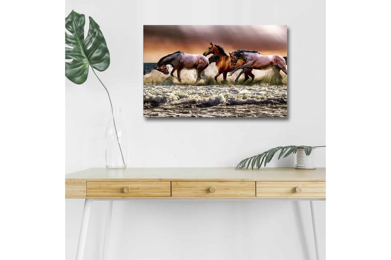 Lærredsbillede med LED-belysning - Sprudlende heste galoperer gennem bølgerne ved havet, Brun / Beige / Blå