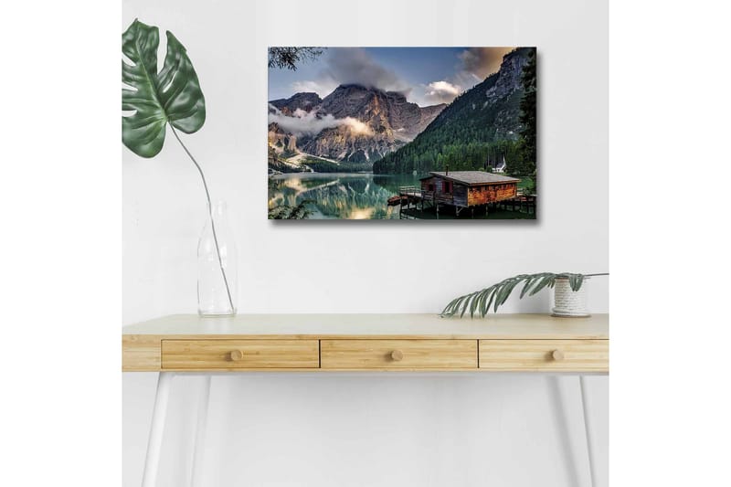 Lærredsbillede med LED-belysning - Stemningsfuld bjergsø med en træhytte ved vandet, Grøn / Blå / Brun