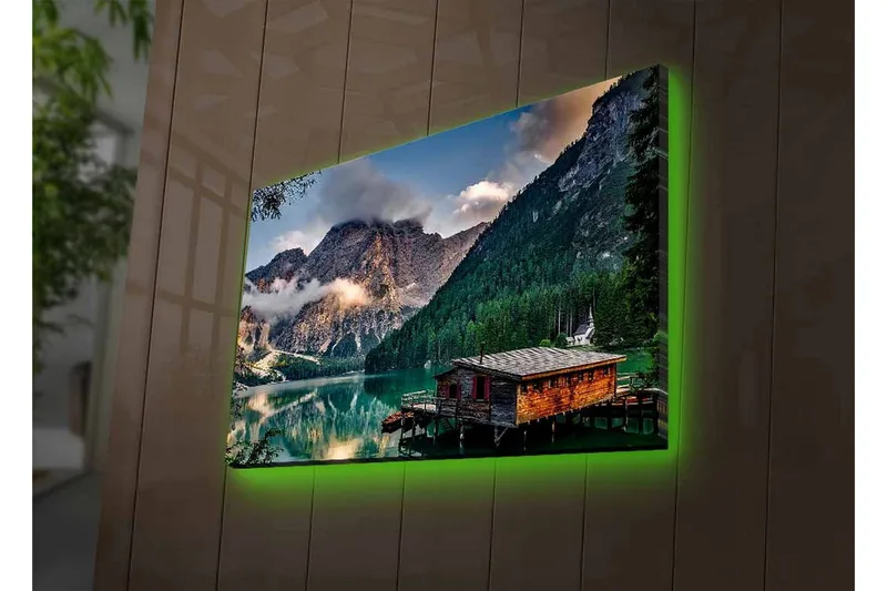 Lærredsbillede med LED-belysning - Stemningsfuld bjergsø med en træhytte ved vandet - Grøn / Blå / Brun - Boligtilbehør - Billeder & kunst - Billeder på lærred