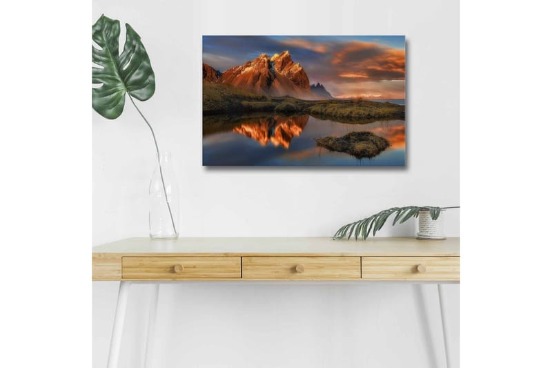 Lærredsbillede med LED-belysning - Storslået bjerglandskab med refleksioner i en rolig sø, Orange / Blå / Grøn