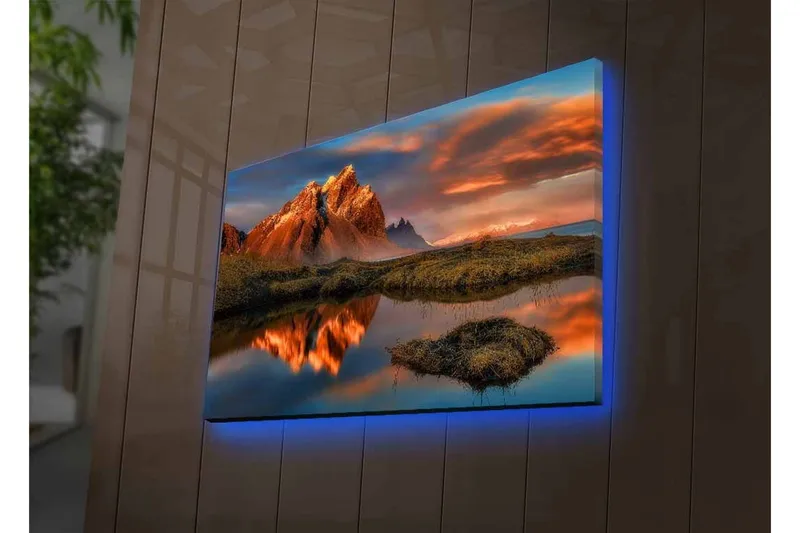 Lærredsbillede med LED-belysning - Storslået bjerglandskab med refleksioner i en rolig sø - Orange / Blå / Grøn - Boligtilbehør - Billeder & kunst - Billeder på lærred