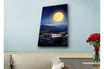 Lærredsbillede med LED-belysning - Storslået måne over et fjernt bjerglandskab med blomster i forgrunden - Mørkeblå / Gul / Lilla - Boligtilbehør - Billeder & kunst - Billeder på lærred