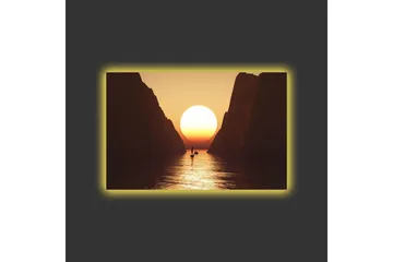 Lærredsbillede med LED-belysning - Storslået solnedgang over en smal fjord med en sejlbåd i silhuet - Orange / Brun / Guld - Boligtilbehør - Billeder & kunst - Billeder på lærred
