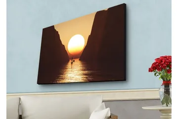 Lærredsbillede med LED-belysning - Storslået solnedgang over en smal fjord med en sejlbåd i silhuet - Orange / Brun / Guld - Boligtilbehør - Billeder & kunst - Billeder på lærred