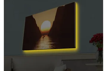 Lærredsbillede med LED-belysning - Storslået solnedgang over en smal fjord med en sejlbåd i silhuet - Orange / Brun / Guld - Boligtilbehør - Billeder & kunst - Billeder på lærred