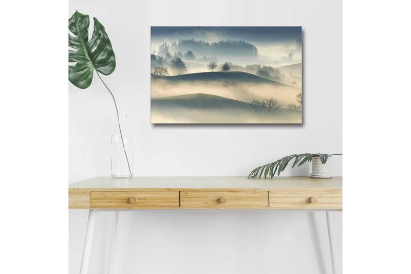 Lærredsbillede med LED-belysning - Tåge over bølgende landskab med ensomme træer, Grå / Blå / Beige