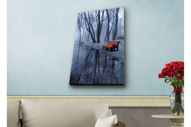 Lærredsbillede med LED-belysning - Tåge over en park med bænke og refleksioner i vandpytter, Mørkeblå / Grå / Orange
