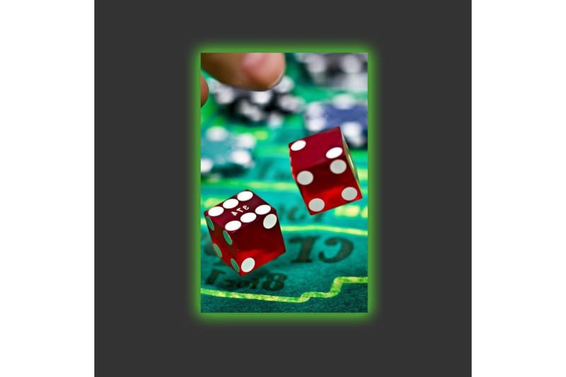 Lærredsbillede med LED-belysning - Terninger kastet på en grøn spillebane - Rød / Grøn / Sort - Boligtilbehør - Billeder & kunst - Billeder på lærred