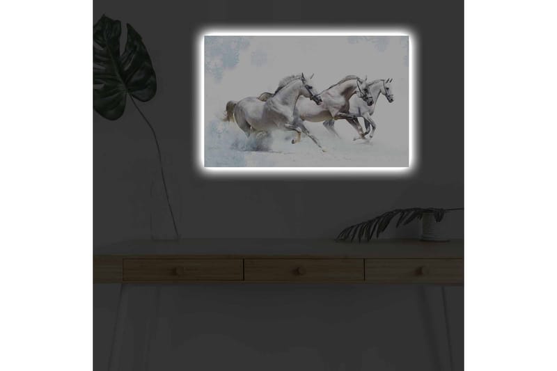 Lærredsbillede med LED-belysning - Tre hvide heste galoperer gennem et snedækket landskab - Hvid / Lysegrå / Blå - Boligtilbehør - Billeder & kunst - Billeder på lærred