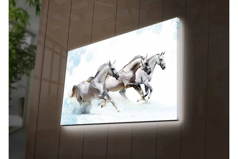 Lærredsbillede med LED-belysning - Tre hvide heste galoperer gennem et snedækket landskab - Hvid / Lysegrå / Blå - Boligtilbehør - Billeder & kunst - Billeder på lærred
