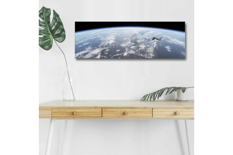 Lærredsbillede med LED-belysning - Udsigt over Jorden fra rummet med den internationale rumstation i fokus - Blå / Hvid / Sort - Boligtilbehør - Billeder & kunst - Billeder på lærred