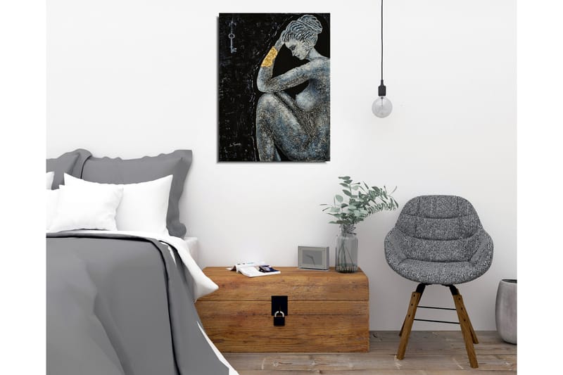 Lærredsbillede - Nøgen kvinde i en eftertænksom positur med en gylden detalje på armen - Sort / Grå / Guld - Boligtilbehør - Billeder & kunst - Billeder på lærred