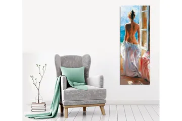 Lærredsbillede - Nøgen kvinde står ved et vindue med udsigt over havet - Blå / Hvid / Beige - Boligtilbehør - Billeder & kunst - Billeder på lærred