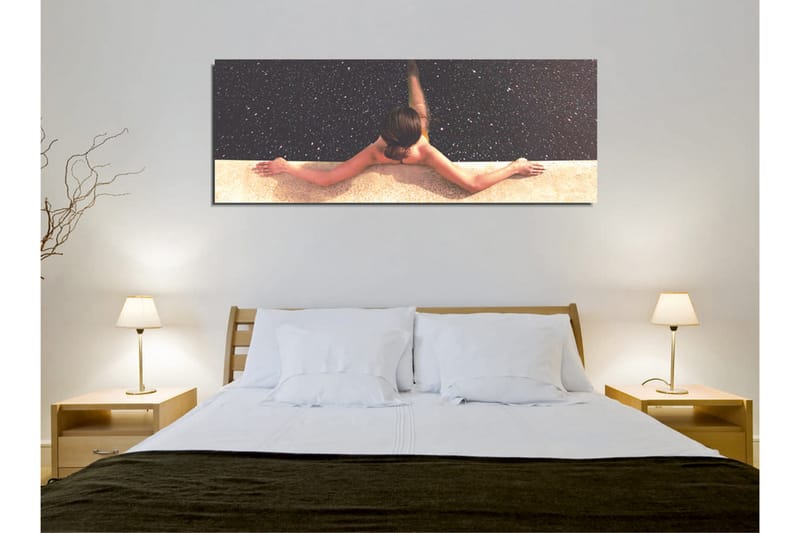 Lærredsbillede - Nøgen kvinde strækker sig over en pool med en stjernehimmel i baggrunden - Mørkeblå / Beige / Sort - Boligtilbehør - Billeder & kunst - Billeder på lærred