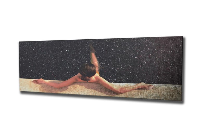 Lærredsbillede - Nøgen kvinde strækker sig over en pool med en stjernehimmel i baggrunden, Mørkeblå / Beige / Sort