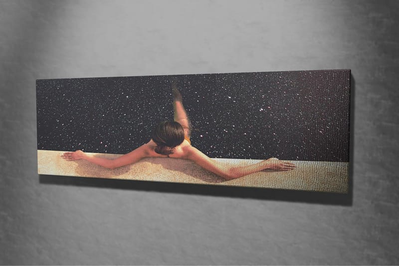 Lærredsbillede - Nøgen kvinde strækker sig over en pool med en stjernehimmel i baggrunden - Mørkeblå / Beige / Sort - Boligtilbehør - Billeder & kunst - Billeder på lærred