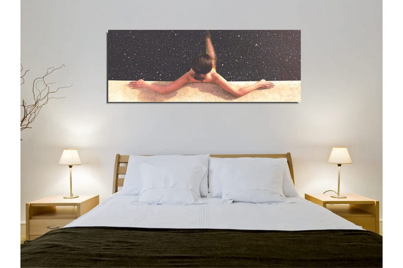 Lærredsbillede - Nøgen kvinde strækker sig over en pool med en stjernehimmel i baggrunden - Mørkeblå / Beige / Sort - Boligtilbehør - Billeder & kunst - Billeder på lærred