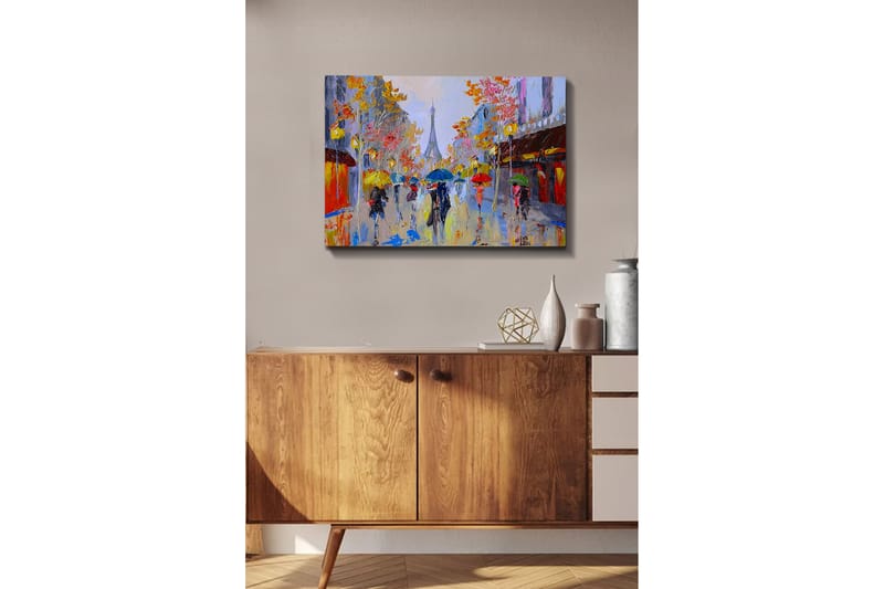Lærredsbillede - Regnfuld gadescene med mennesker under paraplyer i et bymiljø - Gul / Rød / Blå - Boligtilbehør - Billeder & kunst - Billeder på lærred