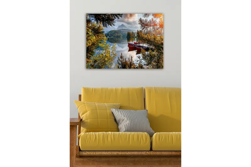 Lærredsbillede - Rolig sø med røde både omgivet af frodige træer og bjerge i baggrunden - Grøn / Rød / Blå - Boligtilbehør - Billeder & kunst - Billeder på lærred