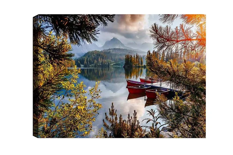 Lærredsbillede - Rolig sø med røde både omgivet af frodige træer og bjerge i baggrunden, Grøn / Rød / Blå