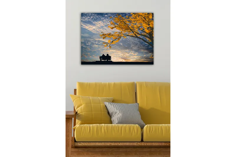 Lærredsbillede - Silhuet af et par, der sidder på en bænk under et træ med gyldne efterårsblade - Guld / Blå / Sort - Boligtilbehør - Billeder & kunst - Billeder på lærred