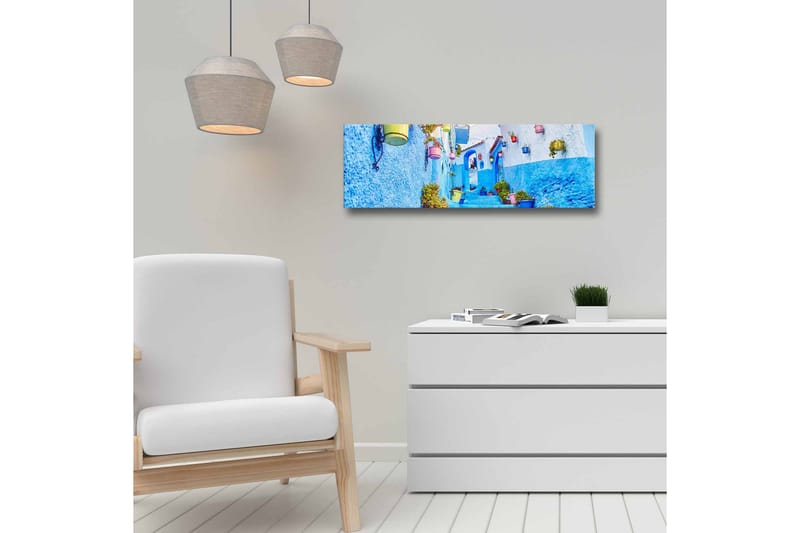 Lærredsbillede - Smuk gyde med blå vægge og farverige blomsterpotter - Blå / Hvid / Gul - Boligtilbehør - Billeder & kunst - Billeder på lærred