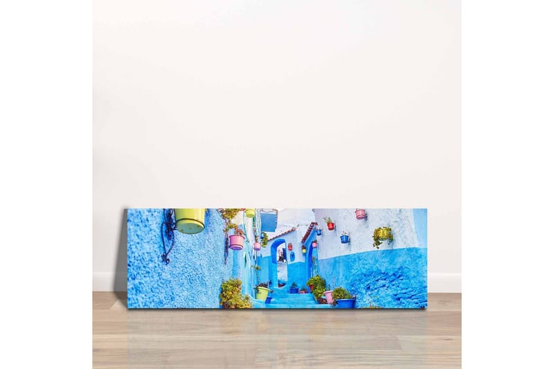 Lærredsbillede - Smuk gyde med blå vægge og farverige blomsterpotter - Blå / Hvid / Gul - Boligtilbehør - Billeder & kunst - Billeder på lærred