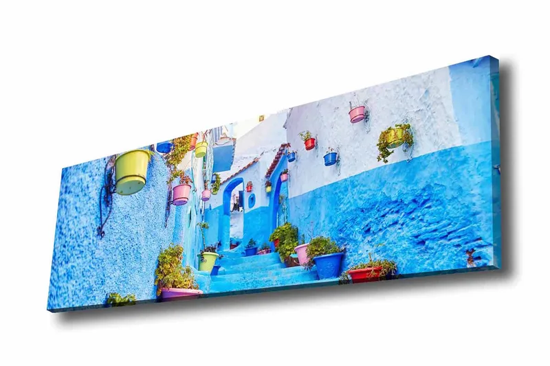 Lærredsbillede - Smuk gyde med blå vægge og farverige blomsterpotter, Blå / Hvid / Gul