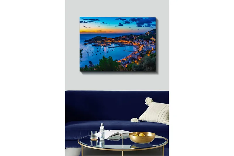 Lærredsbillede - Smuk kystby i skumringen med både i havnen - Blå / Orange / Grøn - Boligtilbehør - Billeder & kunst - Billeder på lærred