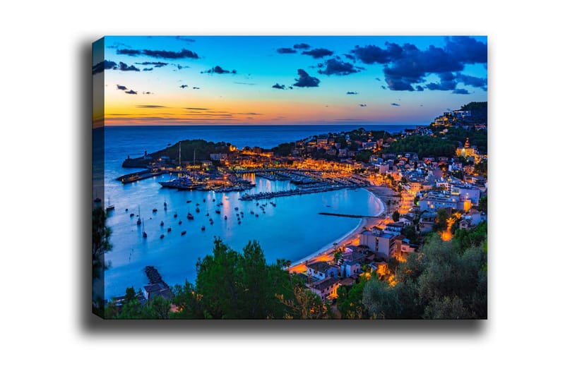 Lærredsbillede - Smuk kystby i skumringen med både i havnen, Blå / Orange / Grøn