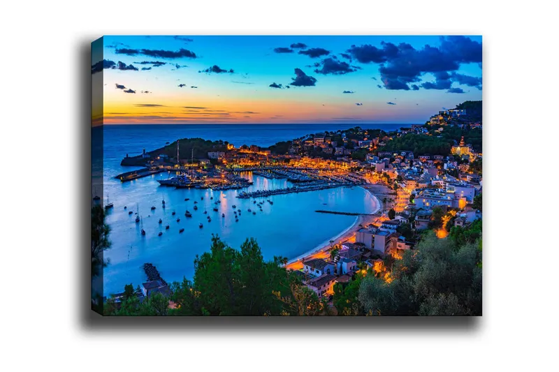 Lærredsbillede - Smuk kystby i skumringen med både i havnen, Blå / Orange / Grøn