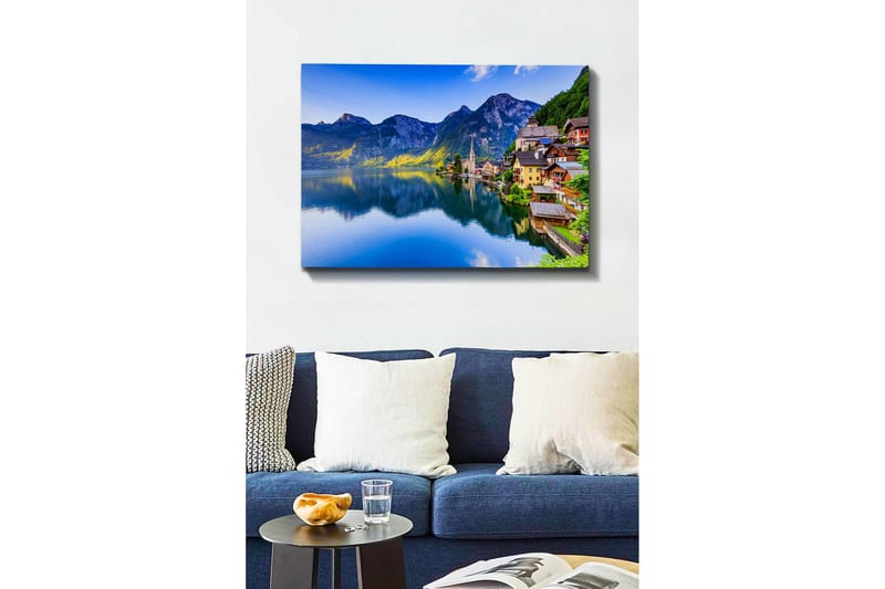 Lærredsbillede - Smuk søudsigt med farverige huse ved kysten og majestætiske bjerge i baggrunden - Blå / Grøn / Gul - Boligtilbehør - Billeder & kunst - Billeder på lærred