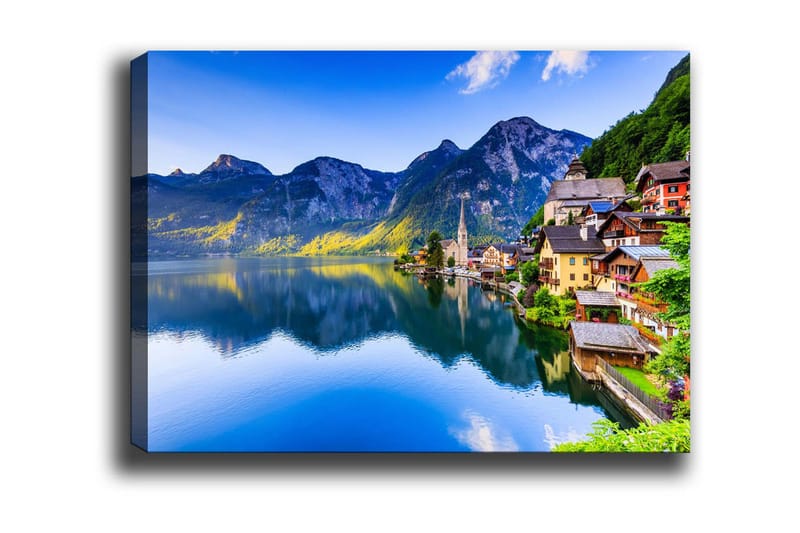 Lærredsbillede - Smuk søudsigt med farverige huse ved kysten og majestætiske bjerge i baggrunden, Blå / Grøn / Gul