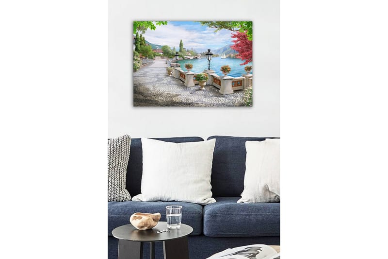 Lærredsbillede - Smuk søudsigt med promenade og blomster i potter - Grøn / Blå / Lyserød - Boligtilbehør - Billeder & kunst - Billeder på lærred