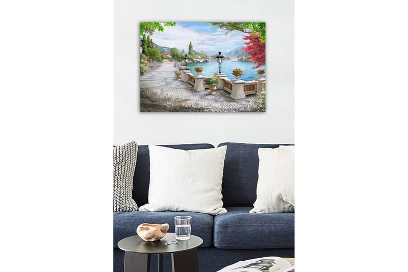 Lærredsbillede - Smuk søudsigt med promenade og blomster i potter - Grøn / Blå / Lyserød - Boligtilbeh ør - Billeder & kunst - Billeder på lærred