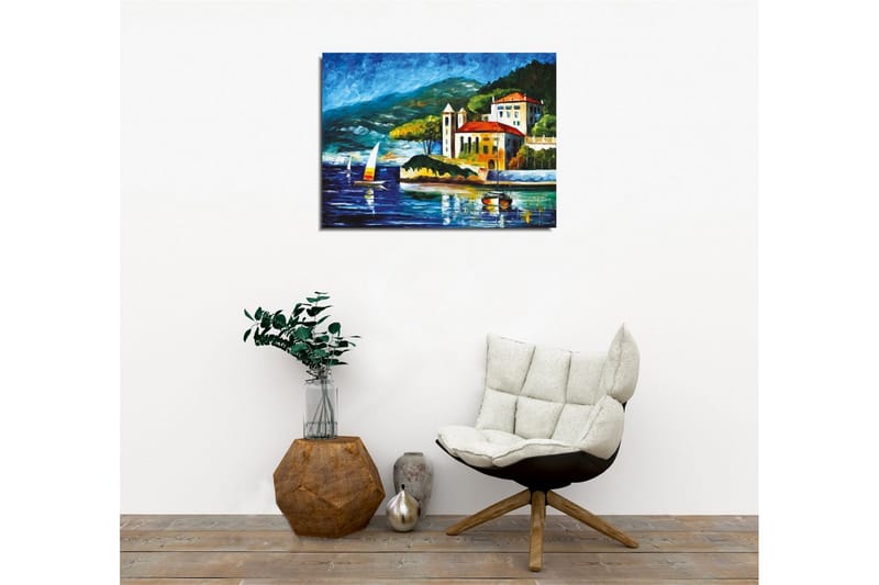 Lærredsbillede - Smukt kystlandskab med sejlbåde og en malerisk bygning ved vandet - Blå / Grøn / Rød - Boligtilbehør - Billeder & kunst - Billeder på lærred