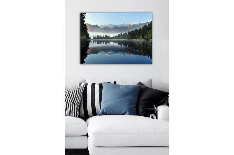 Lærredsbillede - Spejlblanke bjerge og skov ved en stille sø - Mørkegrøn / Blå / Hvid - Boligtilbehør - Billeder & kunst - Billeder på lærred