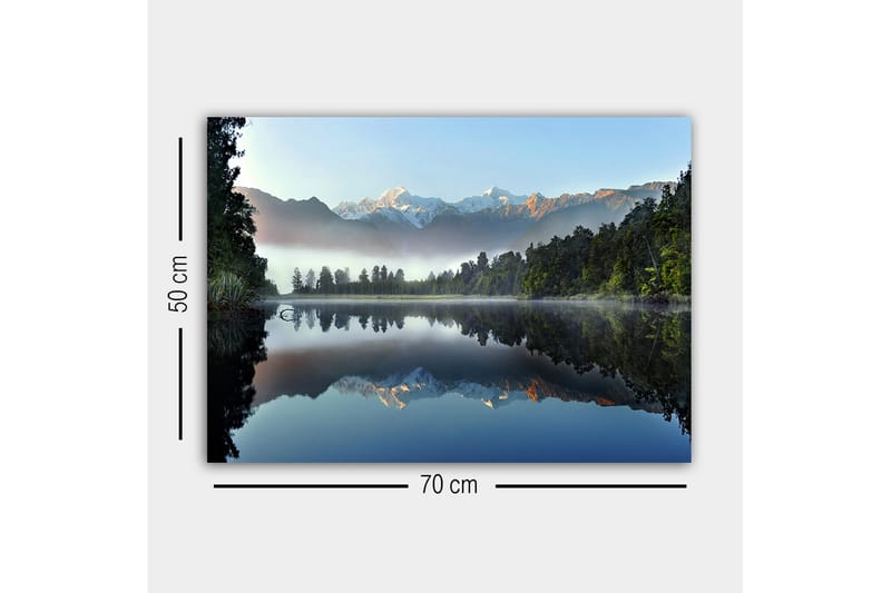 Lærredsbillede - Spejlblanke bjerge og skov ved en stille sø - Mørkegrøn / Blå / Hvid - Boligtilbehør - Billeder & kunst - Billeder på lærred