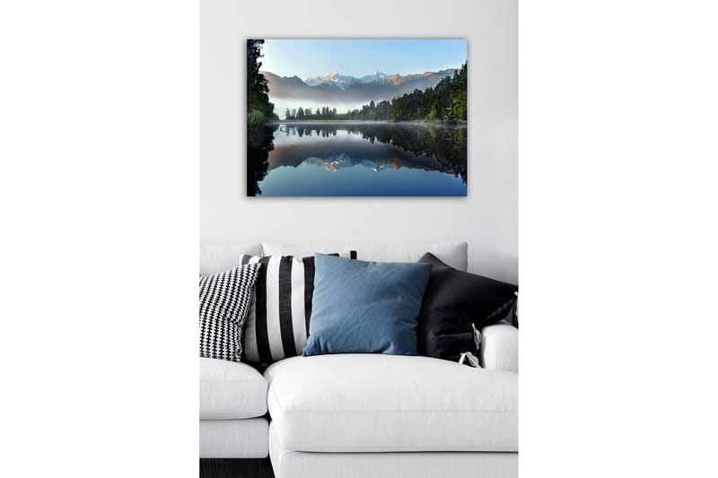 Lærredsbillede - Spejlblanke bjerge og skov ved en stille sø - Mørkegrøn / Blå / Hvid - Boligtilbehør - Billeder & kunst - Billeder på lærred