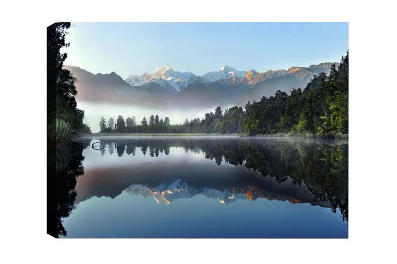Lærredsbillede - Spejlblanke bjerge og skov ved en stille sø, Mørkegrøn / Blå / Hvid