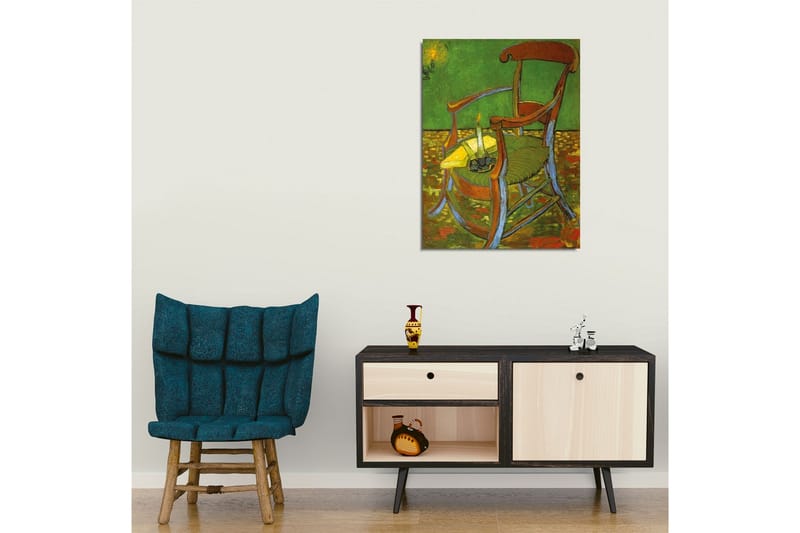 Lærredsbillede - Stående stol med en tændt lysestage og en gul dug - Grøn / Brun / Gul - Boligtilbehør - Billeder & kunst - Billeder på lærred