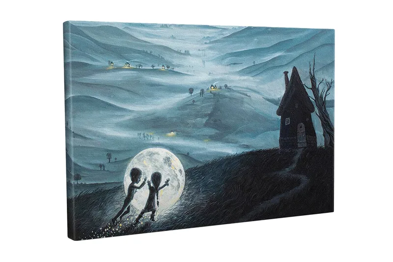 Lærredsbillede - To børn leger med en stor måne i et drømmeagtigt landskab, Mørkeblå / Lysegrå / Sort