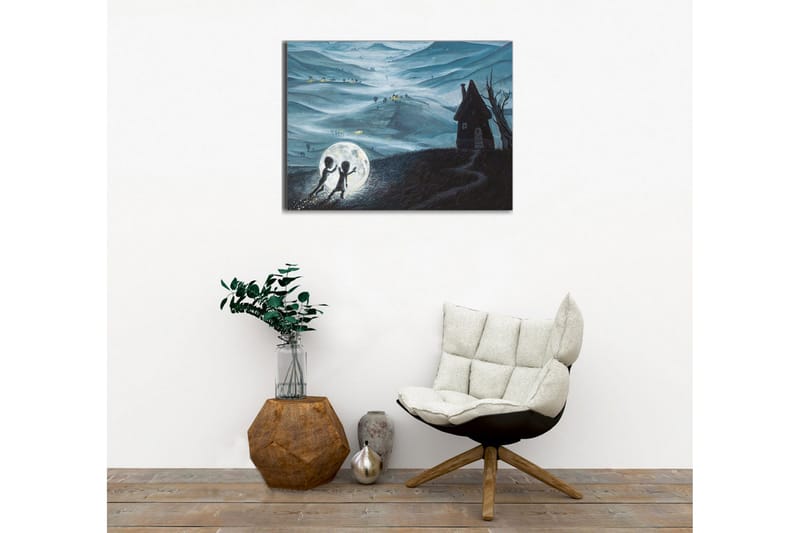 Lærredsbillede - To børn leger med en stor måne i et drømmeagtigt landskab - Mørkeblå / Lysegrå / Sort - Boligtilbehør - Billeder & kunst - Billeder på lærred