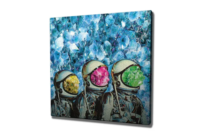 Lærredsbillede - Tre astronauter med farverige hjelme i en krystallinsk baggrund, Blå / Grøn / Lyserød