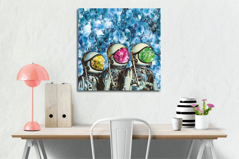 Lærredsbillede - Tre astronauter med farverige hjelme i en krystallinsk baggrund - Blå / Grøn / Lyserød - Boligtilbehør - Billeder & kunst - Billeder på lærred